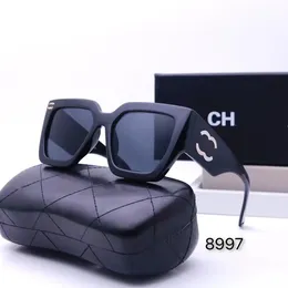 Designer Solglasögon för kvinnor Män Ny modell Eyewear Special UV 400 Protection Letters Leg Double Beam Metal Frame Outdoor Brands Sunglass 4 Färger med Box CH8997