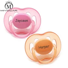 Miyocar مخصصة أي اسم 2 pcs pacifier dummy هدية فريدة من نوعها لطفل مخصص مصاصة 240409