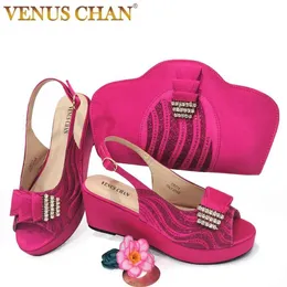 Сандалии Венера Чан итальянский дизайн свадебные клинья Hhigh Heels Fuchsia Color Ladies Shoes с подходящими сумками набор нигерийцев для вечеринки2404