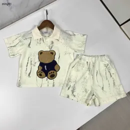 브랜드 어린이 디자이너 옷 플러시 인형 곰 패턴 여름 짧은 슬리브 슈트 베이비 트랙 슈트 크기 90-150 cm 폴로 셔츠 및 반바지 24APRIL