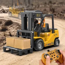 Bilar 1:24 Multifunktionell fjärrkontroll Forklift Crane 2.4G RC bil Teksaker Remote Control Cars Toys For Boys