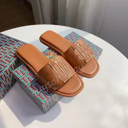 Designer Ines Sandal Hollow Line Slippers Nya fyrkantiga hål för kvinnor Bekväma tofflor Middle hälen Casual Lazy Slip Beach Sandal