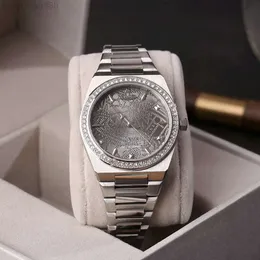 المصمم Vivianes Westwood Vivienne الإمبراطورة الغربية Dowager Full Diamond Watchable Watch Silver Gray Relief Watch Watch Frasnable Steel Band inlaid Engl