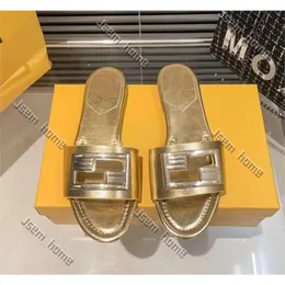 Designer de verão F Sandals feminino Flippers de luxo sandálias de luxo assinatura Baguete Sapatos femininos Almofadas confortáveis de moda de cobre Slip Slippers de praia 974