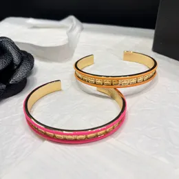 Modestil -Armbänder mit Stahl Siegel Frauen Armchen Luxusdesigner Schmuck 18k Gold plattiert Edelstahl Hochzeitsliebhaber Geschenkbänder Geschenkbänder