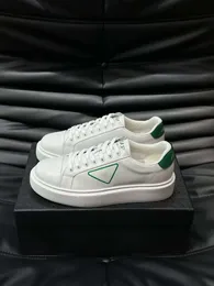 Fashion Casual Shoes Herren-Makro-Plattform-Sneaker Italien Originale Dreieck Badge Elastizität Band Lowtisch weiße helle Oberflächen-Leder-Designer-Fertigkeitstrainer Box 38-45