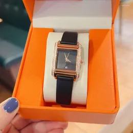 Нарученные часы модельер -дизайнер наблюдает за высококачественными брендами Quartz Watch Женские маленькие квадратные квадратные набор повседневные кожаные ремешки для женщин