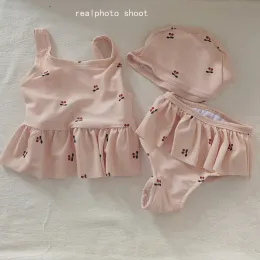 Badebekleidung entzückendes Kirschmuster Baby Girls Badeanzug 3 PCs Kinder geteilte Badebekleidung ärmellose Tops +Rüschenshorts +Cap Neugeborenen Badeanzug
