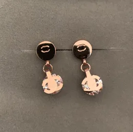 Kvinnliga modedesignerörhängen Studs Rose Gold Luxury örhängen med diamanter rostfritt stålörhängen Trendiga smycken