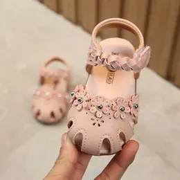 Sandálias de verão sandálias bebê meninas de fundo macio sapatos doces filhos brancos rosa crianças anti kick sandals praia sapatos de criança csh1018 240423