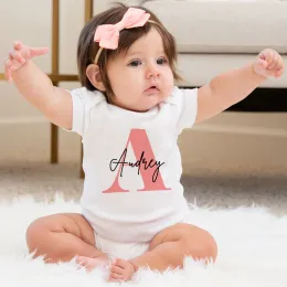 Pieni un nome da ragazze personalizzate Bodysuits Annuncio di gravidanza per lettere neonate salta in tuta per neonati regalo per bambini