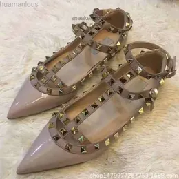 Wersja Valent Designer Obcing Studs Buty Pump High V Nit Family Winted Flat Women Dwie pętle paski Płytkie obcasy cięte wszechstronne seksowne pojedyncze buty