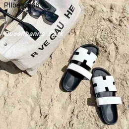 Chypres sandaler kvinnors sandal 2024 Nytt sommarnät med retro tjockt solborrborrborr för kvinnor att bära koreansk avslappnad öppen tå strand har logotyp wlvk aumw