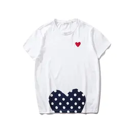 CDG 티셔츠 디자이너 셔츠 연주 남자 티셔츠 레드 하트 플레이 티셔츠 통신 짧은 슬리브 흰색 붉은 심장 남성 중형 티 럭셔리 패션 클래식 디자이너 1395