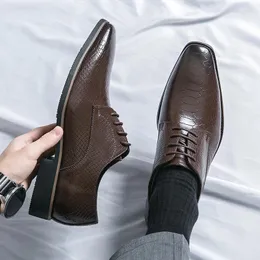 Casual Buty eleganckie luksusowe spiczasty Oxford Mężczyźni Ubierz grube podeszte biuro Wedding Party Man Shoe Italian Designer Tleven Leather