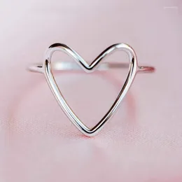 Clusterringe Huitan Hollow Heart für Frauen minimalistische modische weibliche Accessoires Liebe Hochzeit trendy Schmuck Schüttung