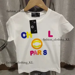 Tasarımcı T Shirt Lüks Chanells Ayakkabı Tişörtlü Erkek Çift Çift Yaz Yeni Gündelik Tasarımcı Gömlek Giyim Nakış Gevşek Erkek Chanells Sandal Polo Gömlek 274