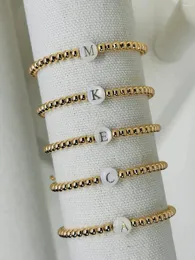 Strand Ccgood Letter A-Z Charm Armband för kvinnor 26 Inledande armband Gift Dainty Natural Shell Smycken Alfabetsmycken Pulseras