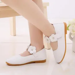 Summer Girls Princess Leather Shoes for Children Dress Scarpe Sandals Flowers Fashion White Wedding Kids School Scarpe Flat 240422