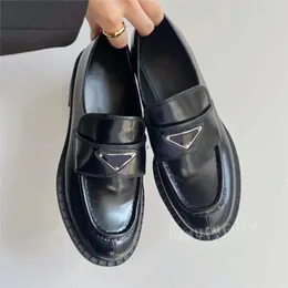 Tasarımcı Loafers Comfort Monolith Fırçalı Deri Kadınlar Elbise Ayakkabı Spor Ayakkabı Klasik Mat Açık Günlük Ayakkabı