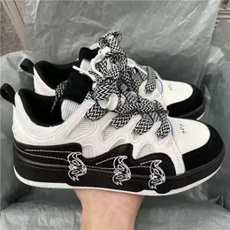 Sapatos casuais Summer respirável tênis de graffiti para coloração branca preta bloqueio de casal skateboard Walking Trendy