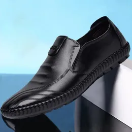 Sapatos de couro para homens deslizam em confortáveis planos casuais vestidos respiráveis machos machos homens dirigindo Zapatos 240410