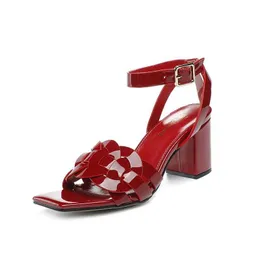 Sandálias 2021 verão fêmea vermelha salto alto sapatos encantos da Itália Roman Wedding Roman Red Genuine Patent Leather Top Women Sandals Blackl2404