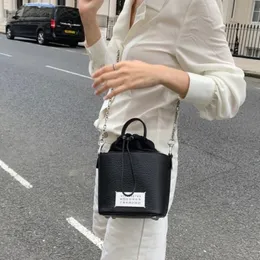 Klasik kova çantası mm6 sayısal siyah tasarımcı çanta çantası gerçek deri çapraz gövde omuz çantaları kadın erkekler tote çanta lüks el çantası hafta sonu debriyaj pochette 33068