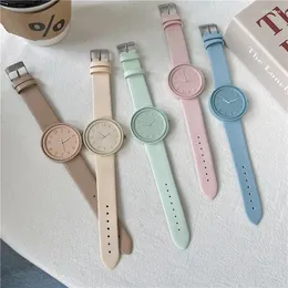 ساعة Wristwatches 2024 Makaron Color Series Women Watch Watch عالية الجودة الكوارتز مناسبة للملابس غير الرسمية