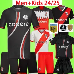 2425 River Plaka Futbol Formaları 2024 2025 Erkekler Set Çocuk Kiti 23 24 25 Camiseta De Futbol De La Cruz Beltran Borja Solari Simon Colidio Futbol Gömlekleri Hayranlar Oyuncu Versiyonu