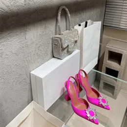 Saltos altos de saltos altos amina muaddi designer sandálias para mulheres de verão famosa famosa diamante copo de vinhos de goma de grife sapatos sandalias cetin clássico sh040