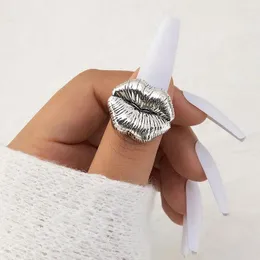 Bröllopsringar 2024 Trendy Lip Shape Finger For Women Statement Simple Ring Smycken Tillbehör Punk Style