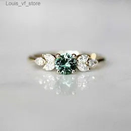 Pierścienie zespołowe klasyczny złoty pierścień kolorowy dla kobiet Wspaniały metalowy zielony inkrustowani kamienie kwiat zaręczynowy biżuteria ślubna H240424