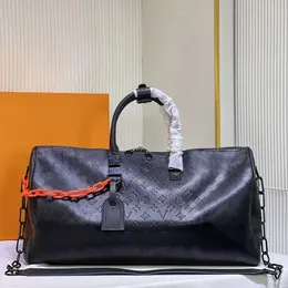 Büyük Tasarımcı Duffle Bag Erkekler Tote Çanta Duffel Bag Zincir Seyahat Çantaları Sport Açık Tasarımcı Bagaj Çantası Kabartmalı Siyah Lüks Çanta Tavaları Kadın Omuz Çantası Hediye