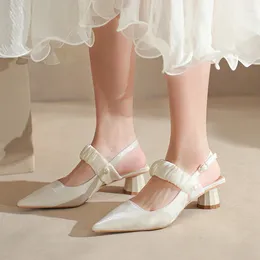 حذاء اللباس 2024 صيف ماري جينس الفاخرة الحريرية الكعب الأوسط الكعوب النساء اللؤلؤ المدببة إصبع القدم الأسود البيج مثير أنيقة عالية عالية