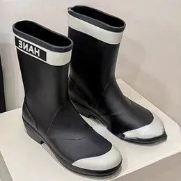 Stivali da pioggia designer Scarpe d'acqua di lunghezza medio 2023 Abbigliamento in modo quadrato Stivali a colori misti con sola spessa quadrata