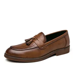 Männer Lederschuhe 2024 Frühling Männer Business Casual Leder Rindfleisch Sehne Sohle männliche Ladung Kleiderschuhe Metall Design Schuhe Männer 240423