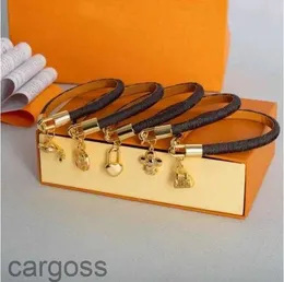 Charm Bracelet Leather Fashion Lock Classic Jewelry Designer Flat Brown Brand Metal para homens e mulheres amantes Presente A16N