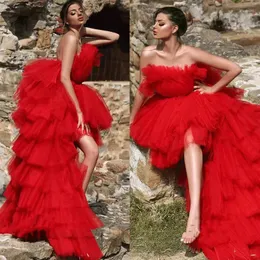 Party Dresses Fashion Tiered High Low Evening Short Front Long Back Red Tulle Prom Dress Strapless rygglösa Sexiga kändisklänningar