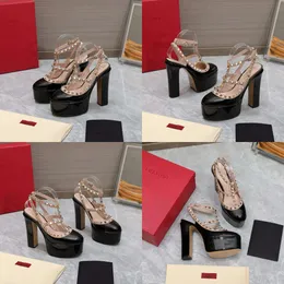 Ny kvinnors skoplattform Vattentät sandaler Designer Skor Plattformar Paris Fashion Week Rivet High Heels Sandal Italy Classic Hardware Patent Original Kvalitet