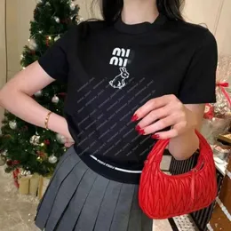 Miui Top Fashion Trube Женская высококачественная высококачественная майка Mui Mui Top Top Cotton Round Shee Tee Вышивка универсальная повседневная футболка с короткими рукавами. Женская летняя одежда 294