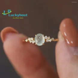 Rings de cluster, azonzeira natural da luz do luar branca Jade Sparkling Diamond Ring simples personalizada, versátil e requintada