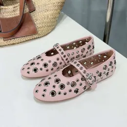 Franska utskuren balettkvinnor 2024 Summer Flat Buckle Metal Casual Mary Jane Shoes äkta läderdamer Sandaler