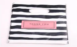 Neue Mode Ganz 100pcslot 2025 cm Blackwhite Stripe Shopping Geschenkverpackungstaschen mit Dankes 4400565