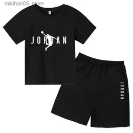 Kläderuppsättningar 2024 Summer Boys and Girls Set T-Shirt+Pants 2-Piece Childrens Fashion Baby Newborn Q240425