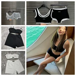 Designer da donna fuori indossando canotte per donne abbigliamento da spiaggia