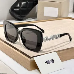 Designer mode solglasögon för kvinnor brev spegel ben inlagd diamant strand skuggning uv skydd polariserade glasögon gåva med låda bra