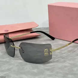 Designers för kvinnor trendiga och utsökt populära brev solglasögon ramlösa glasögon modemetall solglasögon presentförpackning tillhandahålls
