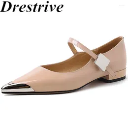أحذية غير رسمية Drestrive 2024 مضخات المرأة المصنوعة يدويًا براءة اختراع جلدية مدببة من الجلد المعدني المدبب بكعب منخفضة منخفضة