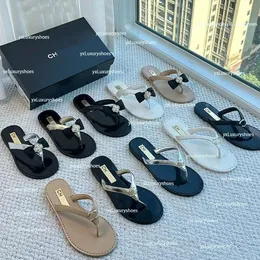 2024 Designer de luxo Sandálias femininas Sapas de sapato Slide Summer Flip-flops planos, novo estilo 2 C Sandálias de letra estampada clássica 35-42